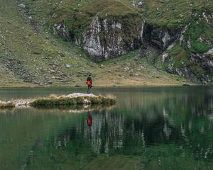 Превью обои человек, одиночество, озеро, гора, отражение