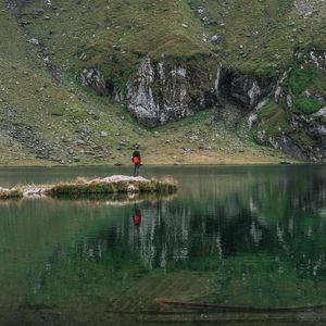 Превью обои человек, одиночество, озеро, гора, отражение