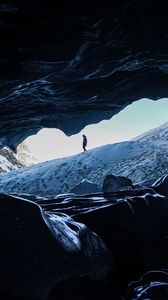 Превью обои человек, одиночество, пещера, скалы, лед