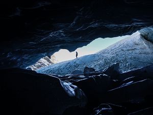 Превью обои человек, одиночество, пещера, скалы, лед