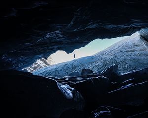 Превью обои человек, одиночество, пещера, скалы, лед