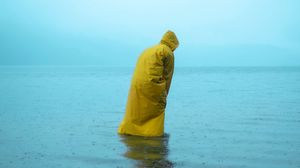 Превью обои человек, одиночество, плащ, вода, дождь