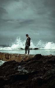 Превью обои человек, одиночество, побережье, брызги, вода