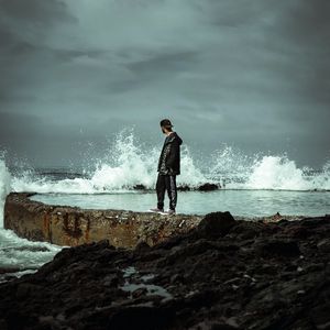 Превью обои человек, одиночество, побережье, брызги, вода