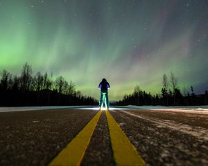 Превью обои человек, одиночество, подсветка, дорога, северное сияние