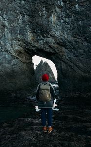Превью обои человек, одиночество, скалы, арка, природа