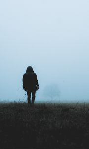 Превью обои человек, одиночество, туман, трава