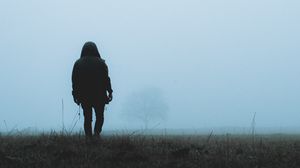 Превью обои человек, одиночество, туман, трава