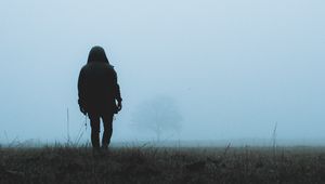 Превью обои человек, одиночество, туман, трава
