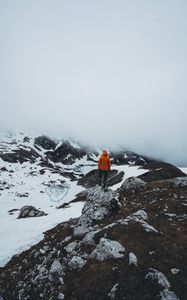 Превью обои человек, одиночество, уединение, снег, камни, туман