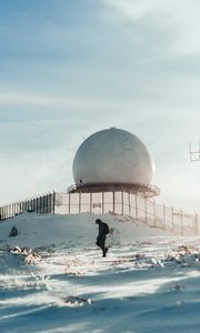 Превью обои человек, одиночество, здание, шар, снег, зима, белый