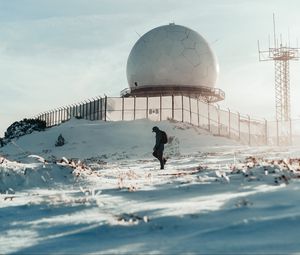 Превью обои человек, одиночество, здание, шар, снег, зима, белый