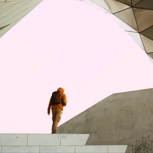 Превью обои человек, одиночество, здание, минимализм