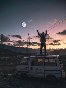 Превью обои человек, одиночество, жест, свобода, автомобиль, сумерки
