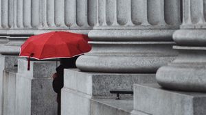 Превью обои человек, одиночество, зонтик, колонны, красный