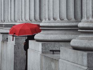 Превью обои человек, одиночество, зонтик, колонны, красный