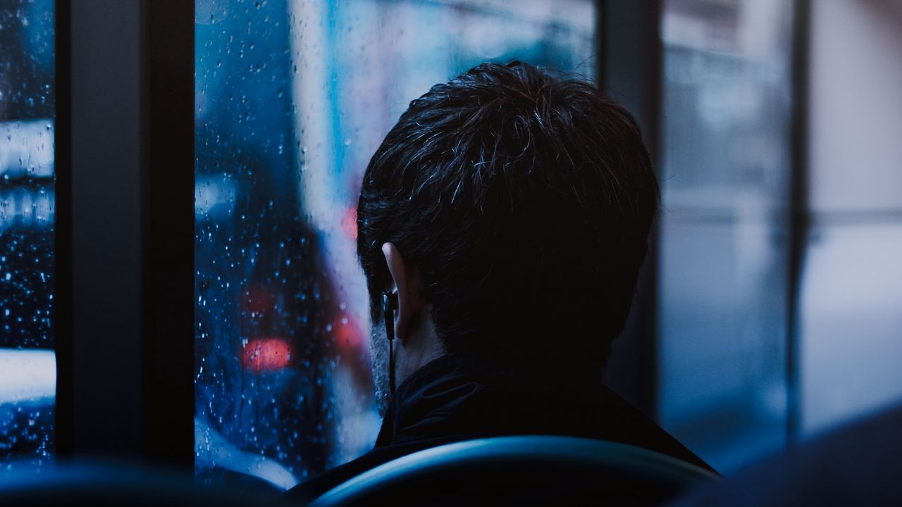 Обои человек, окно, дождь, наушники, меланхолия, поездка