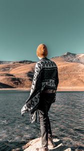 Превью обои человек, озеро, берег, горы, вода