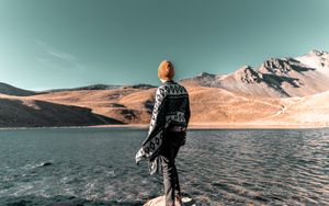 Превью обои человек, озеро, берег, горы, вода