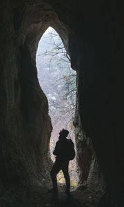 Превью обои человек, пещера, темный, скала, природа