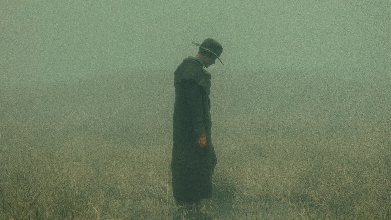 Обои человек, плащ, шляпа, поле, туман, темный, арт