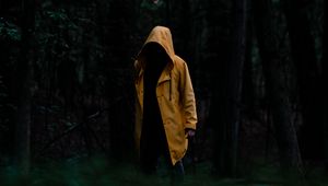 Превью обои человек, плащ, желтый, деревья, лес