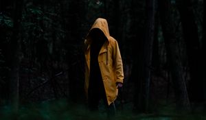Превью обои человек, плащ, желтый, деревья, лес