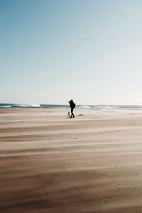 Превью обои человек, пляж, одиночество, фотограф, природа
