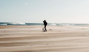 Превью обои человек, пляж, одиночество, фотограф, природа