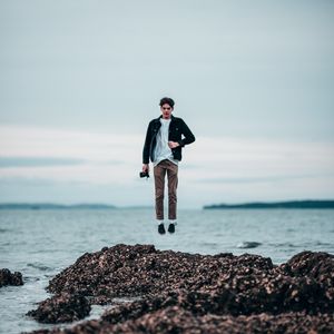 Превью обои человек, подпрыгивать, левитация, море, побережье