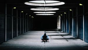 Превью обои человек, подземный, темнота, одиночество