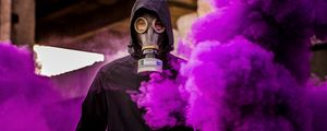 Превью обои человек, противогаз, дым, фиолетовый