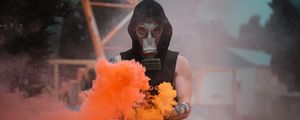 Превью обои человек, противогаз, маска, дым, оранжевый