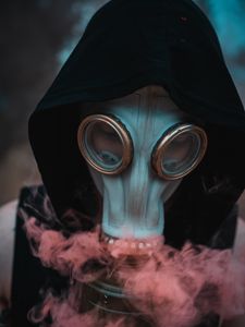 Превью обои человек, противогаз, маска, капюшон, дым