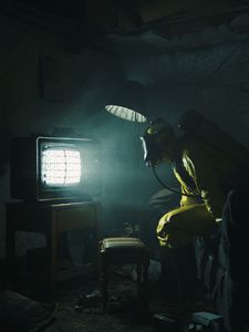 Превью обои человек, противогаз, маска, телевизор, темный