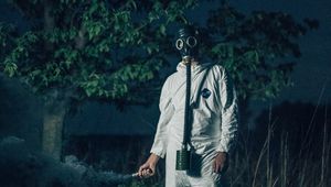 Превью обои человек, противогаз, респиратор, экипировка, дым