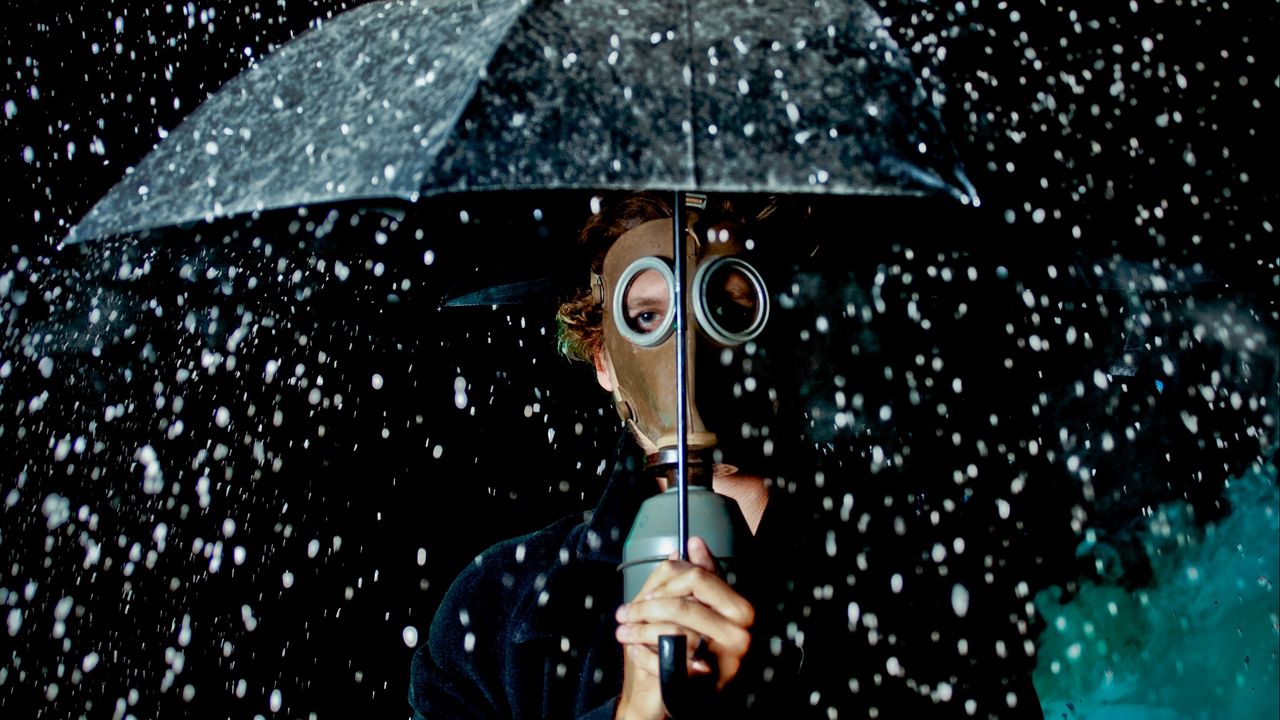 Обои человек, противогаз, зонт, дождь, настроение