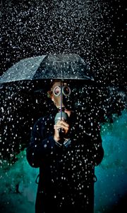 Превью обои человек, противогаз, зонт, дождь, настроение