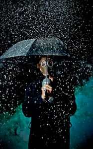 Превью обои человек, противогаз, зонт, дождь, настроение