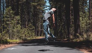 Превью обои человек, прыжок, левитация, дорога, деревья, лес
