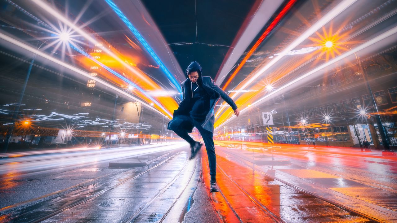 Обои человек, прыжок, ночной город, длительное воздействие