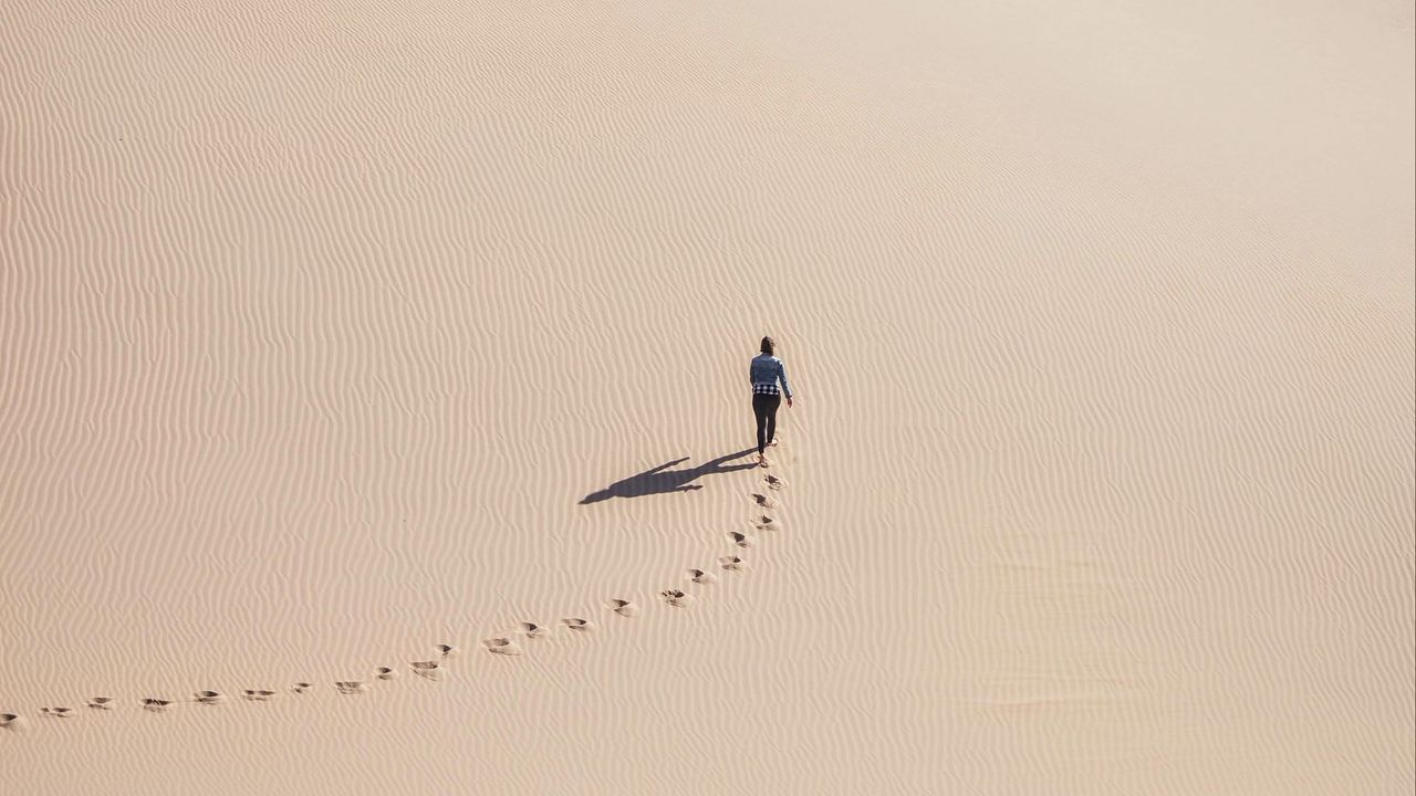 Обои человек, пустыня, вид сверху, песок, следы
