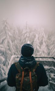Превью обои человек, рюкзак, снег, зима, природа