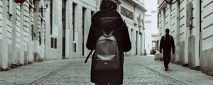 Превью обои человек, рюкзак, улица, город, стиль