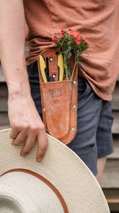 Превью обои человек, рука, цветы, шляпа