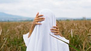 Превью обои человек, руки, ткань, поле, аноним