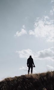 Превью обои человек, силуэт, фотограф, холм, небо