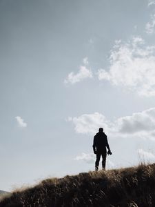 Превью обои человек, силуэт, фотограф, холм, небо