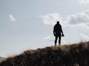 Превью обои человек, силуэт, фотограф, холм, небо
