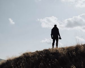 Превью обои человек, силуэт, фотограф, холм, небо